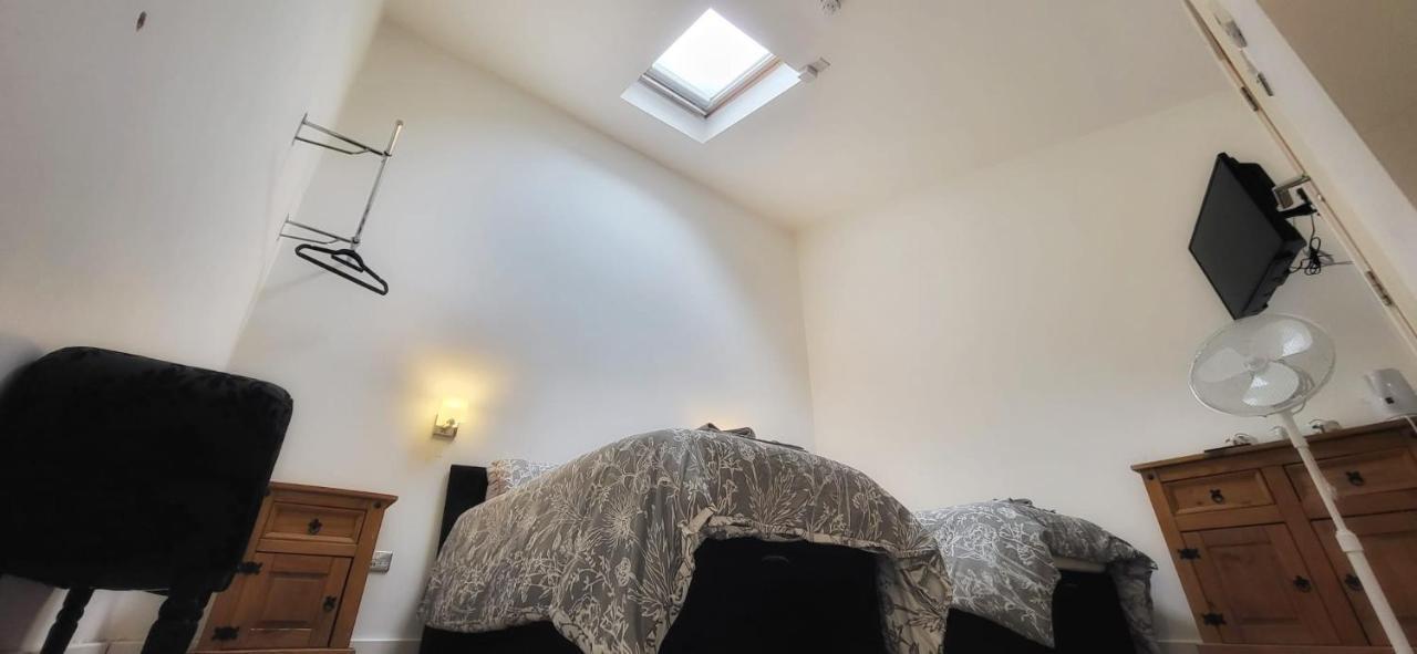 Deepcut Lodge Bed & Breakfast Self Service Camberley Exterior foto