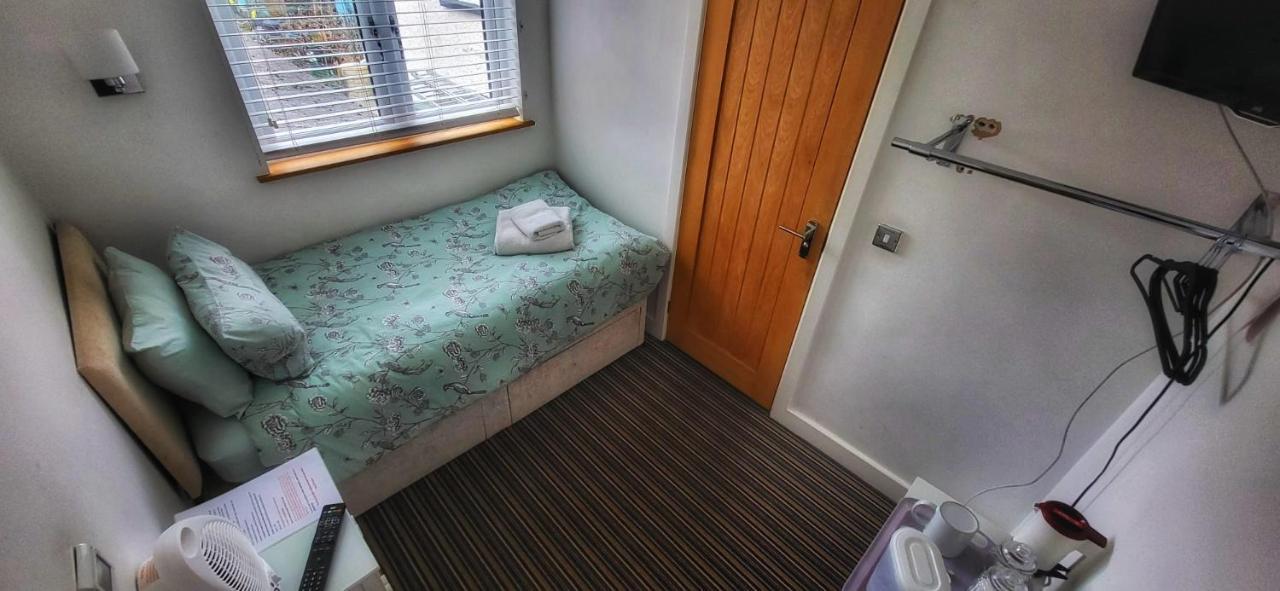 Deepcut Lodge Bed & Breakfast Self Service Camberley Exterior foto