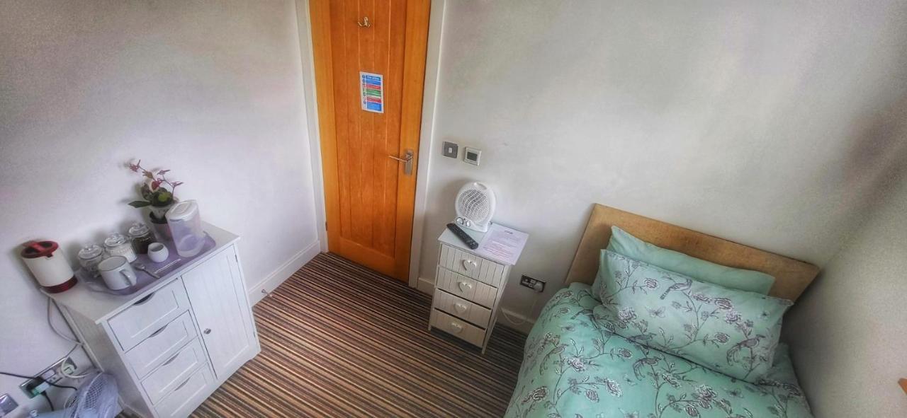 Deepcut Lodge Bed & Breakfast Self Service Camberley Exterior foto