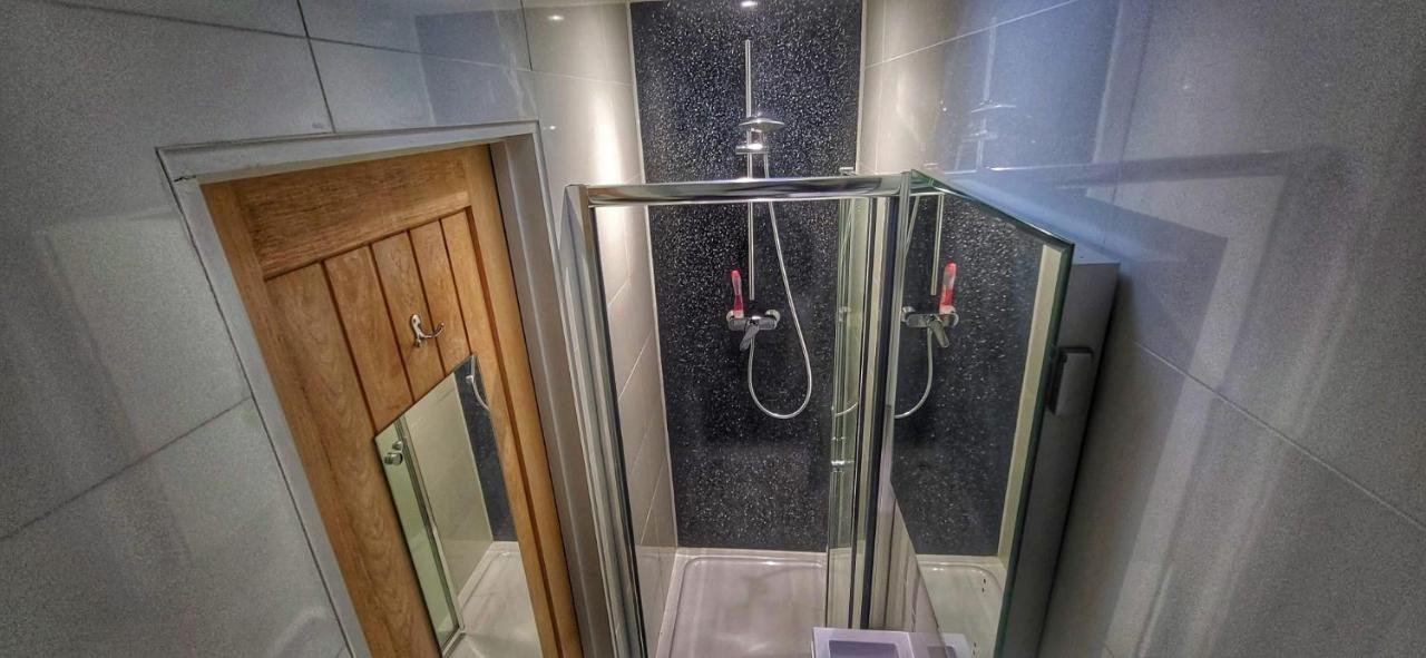 Deepcut Lodge Bed & Breakfast Self Service Camberley Exterior foto