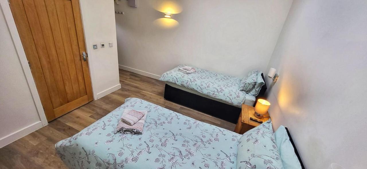 Deepcut Lodge Bed & Breakfast Self Service Camberley Exterior foto