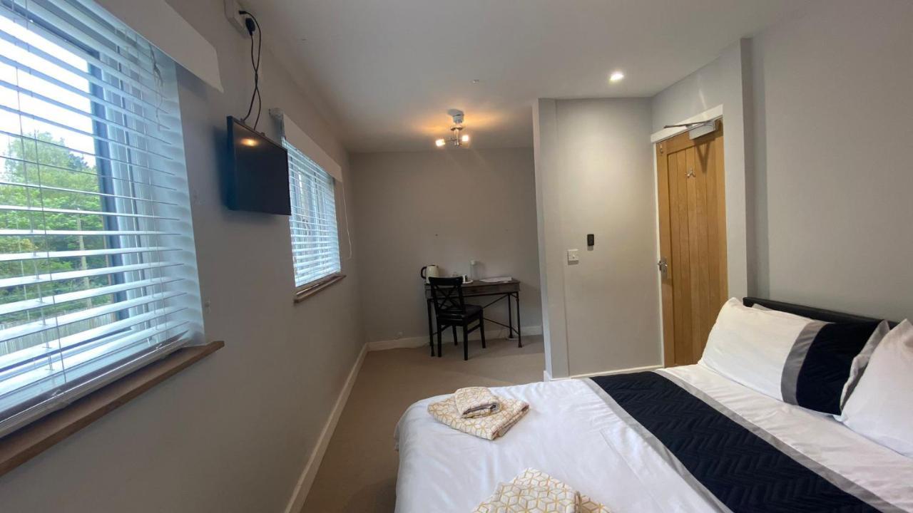 Deepcut Lodge Bed & Breakfast Self Service Camberley Exterior foto