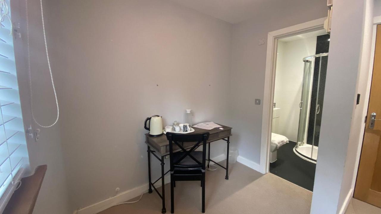 Deepcut Lodge Bed & Breakfast Self Service Camberley Exterior foto