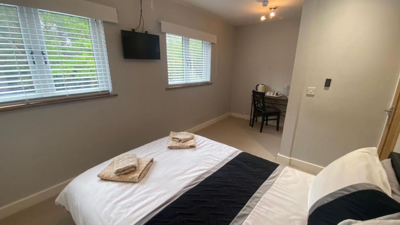Deepcut Lodge Bed & Breakfast Self Service Camberley Exterior foto