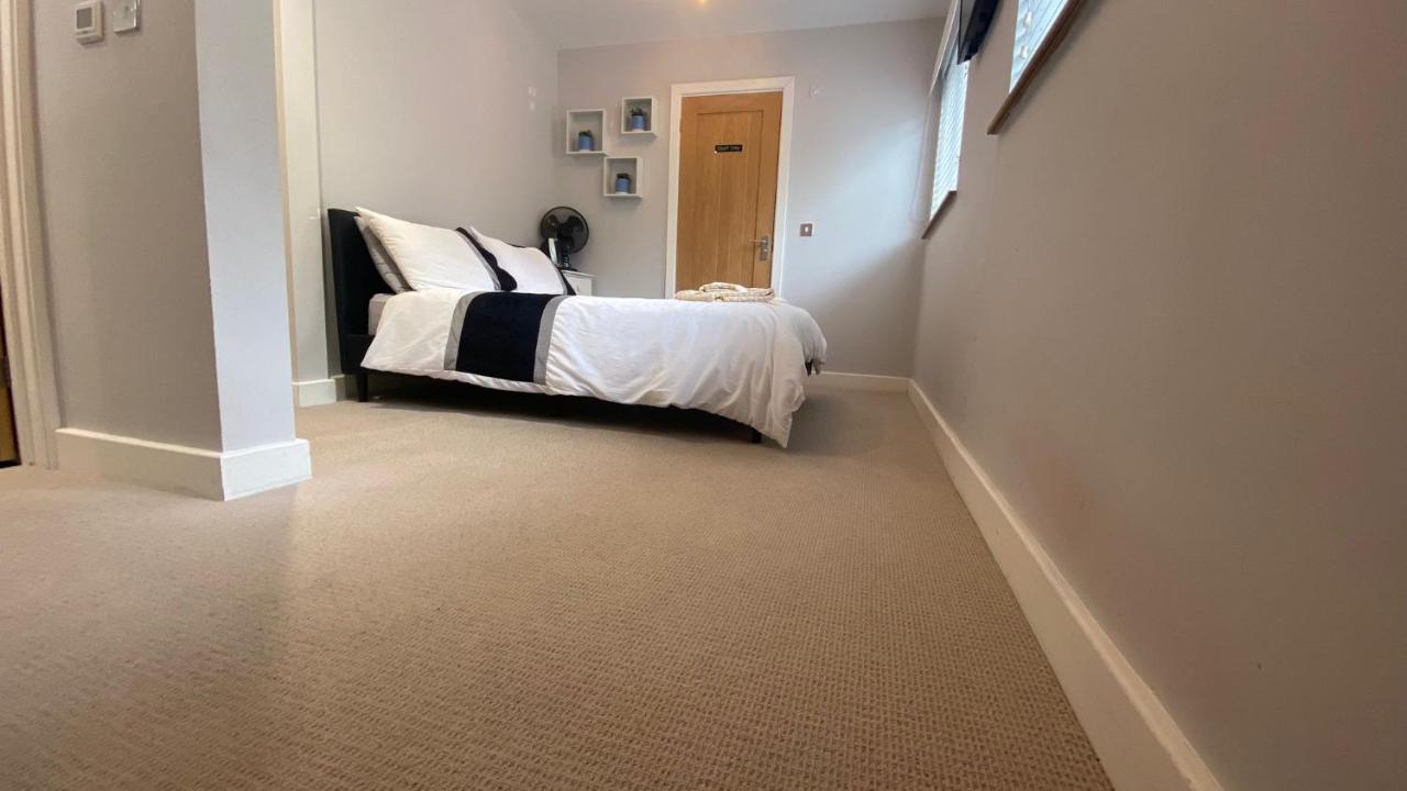 Deepcut Lodge Bed & Breakfast Self Service Camberley Exterior foto